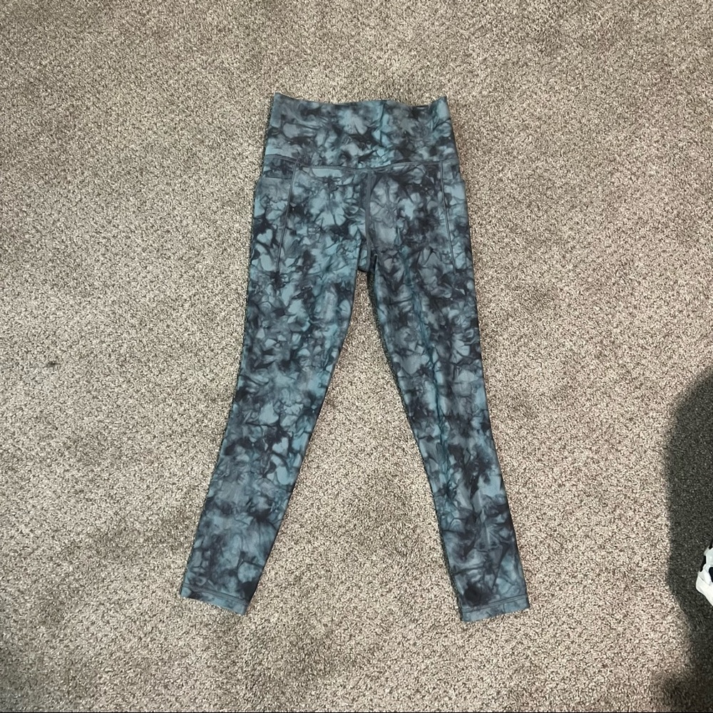 Athleta Leggings / Tights 7/8 length with side pockets in cute tie dye